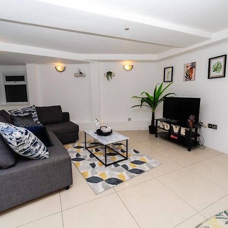 Spacious Flat With Patio & Parking In City Centre Ρίντινγκ Εξωτερικό φωτογραφία