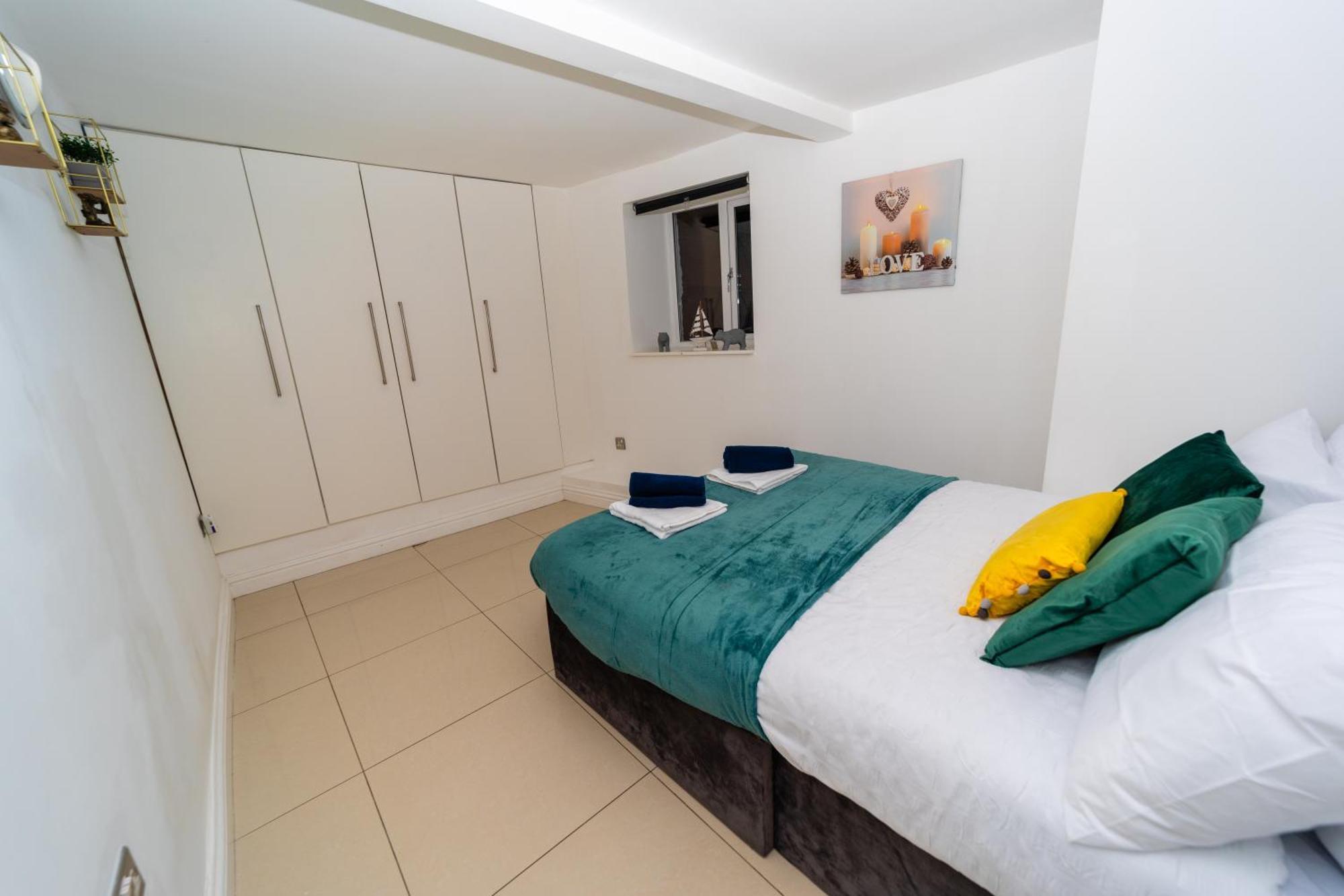 Spacious Flat With Patio & Parking In City Centre Ρίντινγκ Εξωτερικό φωτογραφία