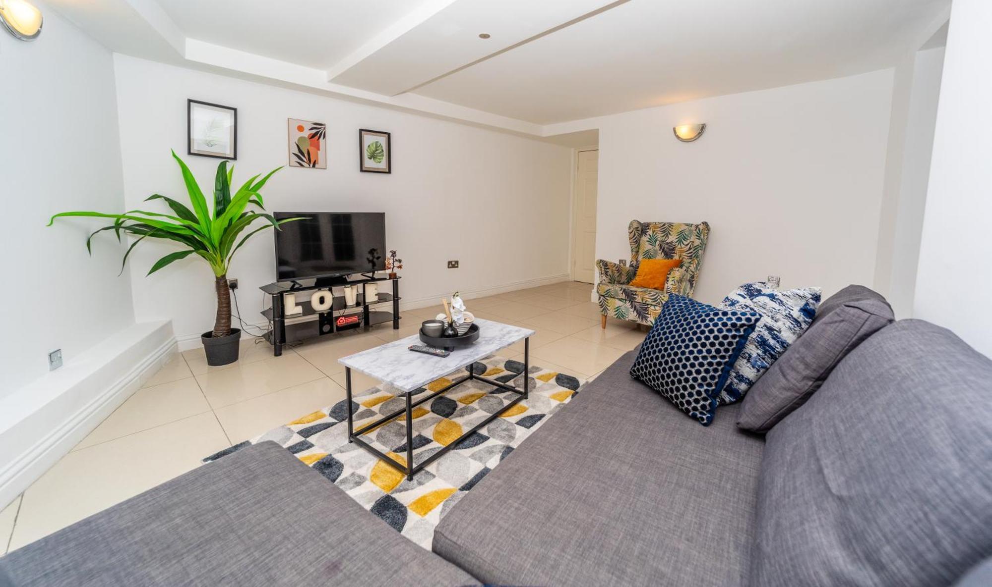 Spacious Flat With Patio & Parking In City Centre Ρίντινγκ Εξωτερικό φωτογραφία
