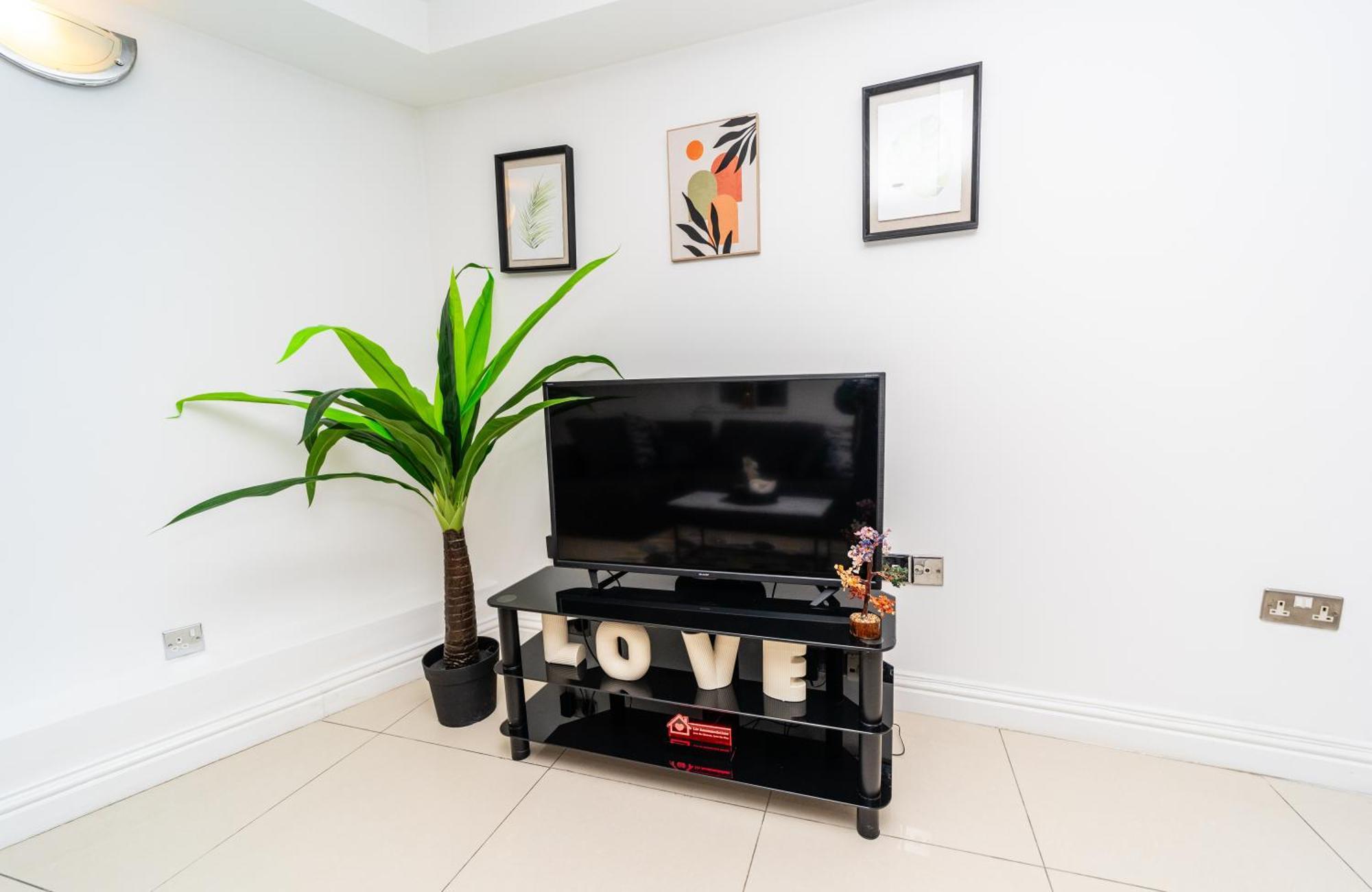 Spacious Flat With Patio & Parking In City Centre Ρίντινγκ Εξωτερικό φωτογραφία