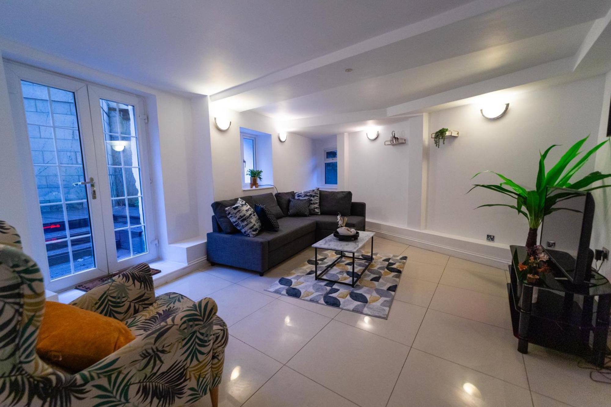Spacious Flat With Patio & Parking In City Centre Ρίντινγκ Εξωτερικό φωτογραφία
