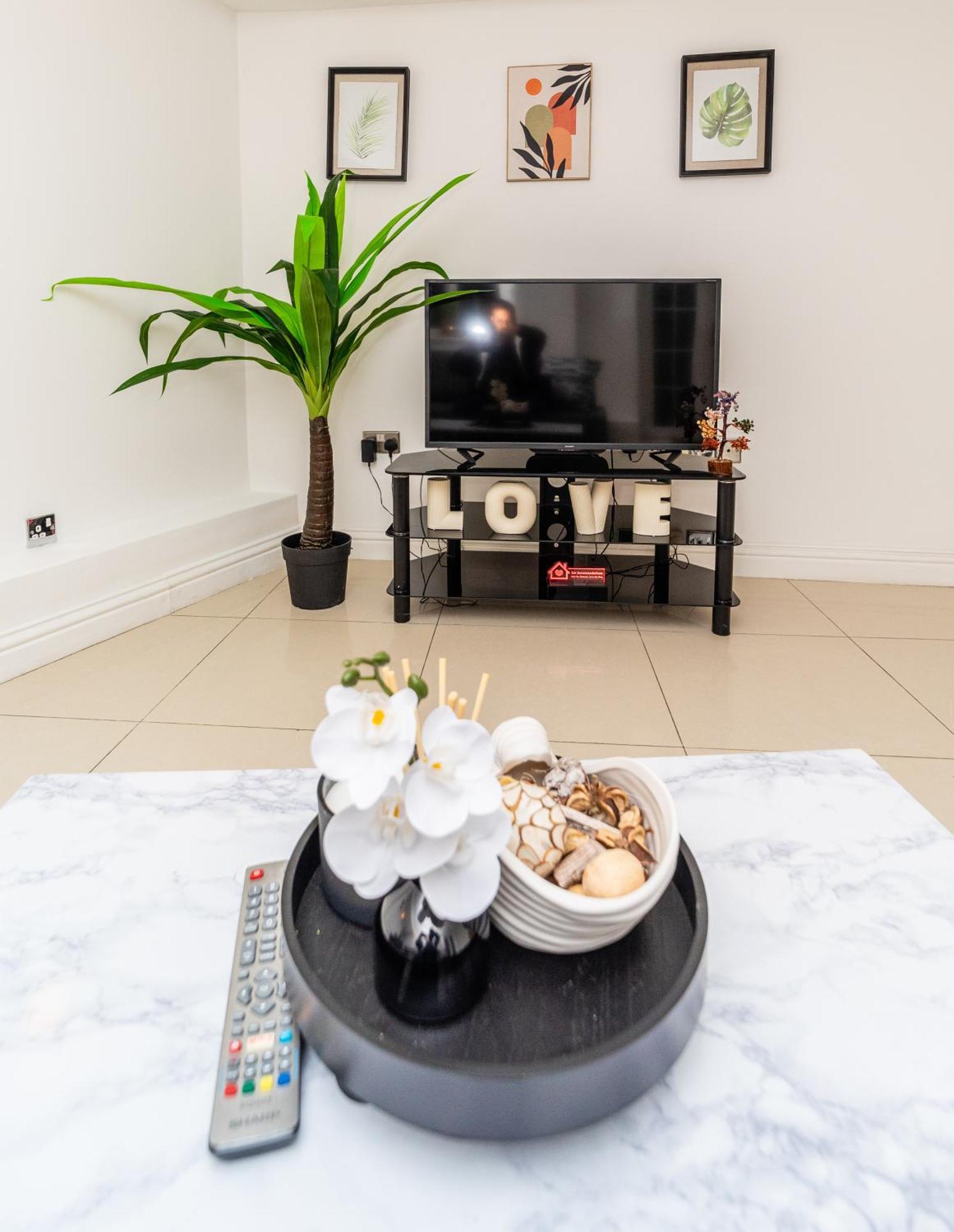 Spacious Flat With Patio & Parking In City Centre Ρίντινγκ Εξωτερικό φωτογραφία
