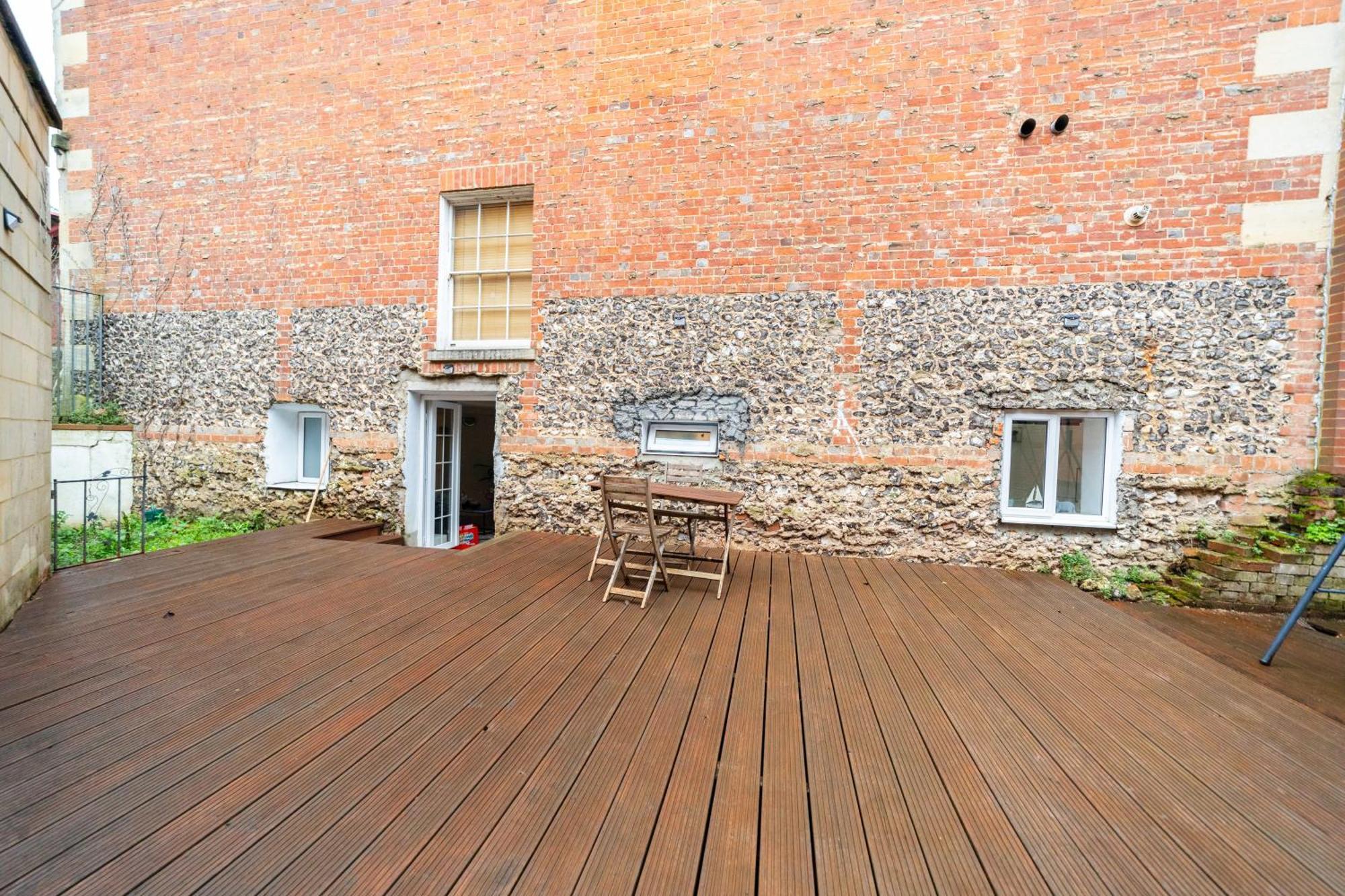 Spacious Flat With Patio & Parking In City Centre Ρίντινγκ Εξωτερικό φωτογραφία