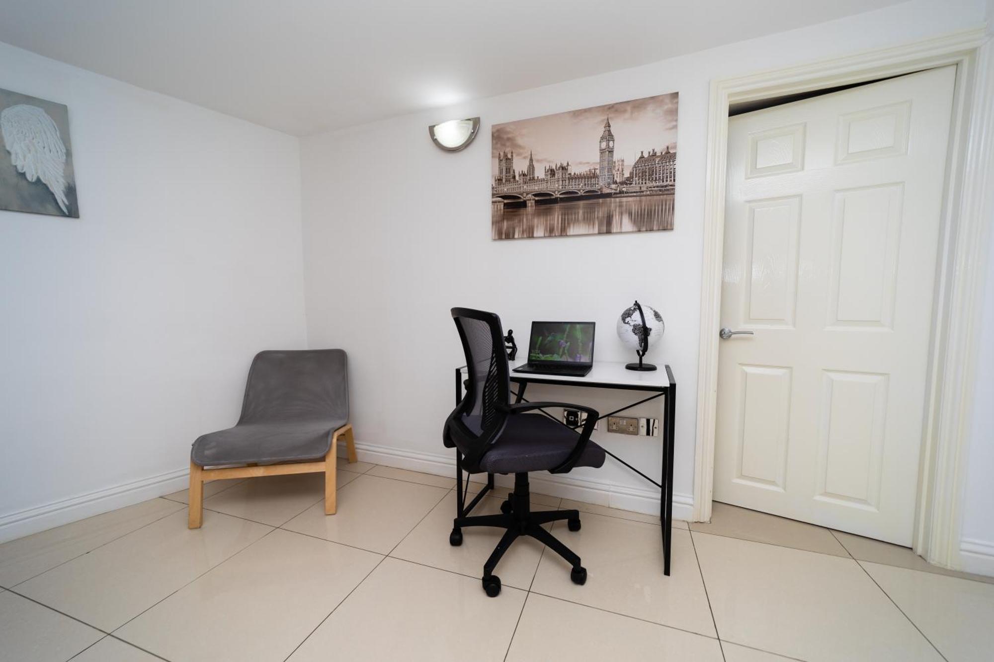 Spacious Flat With Patio & Parking In City Centre Ρίντινγκ Εξωτερικό φωτογραφία