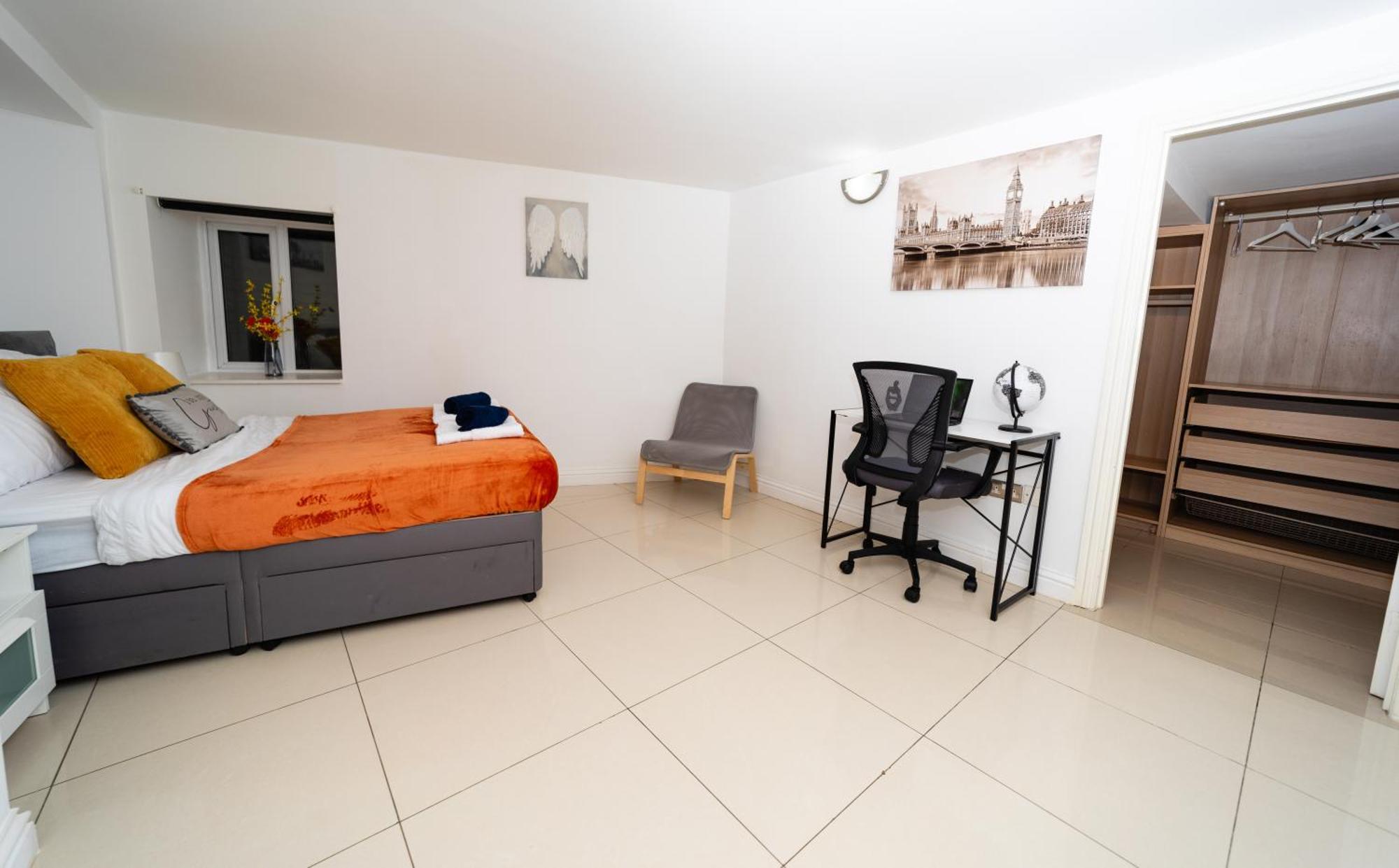 Spacious Flat With Patio & Parking In City Centre Ρίντινγκ Εξωτερικό φωτογραφία
