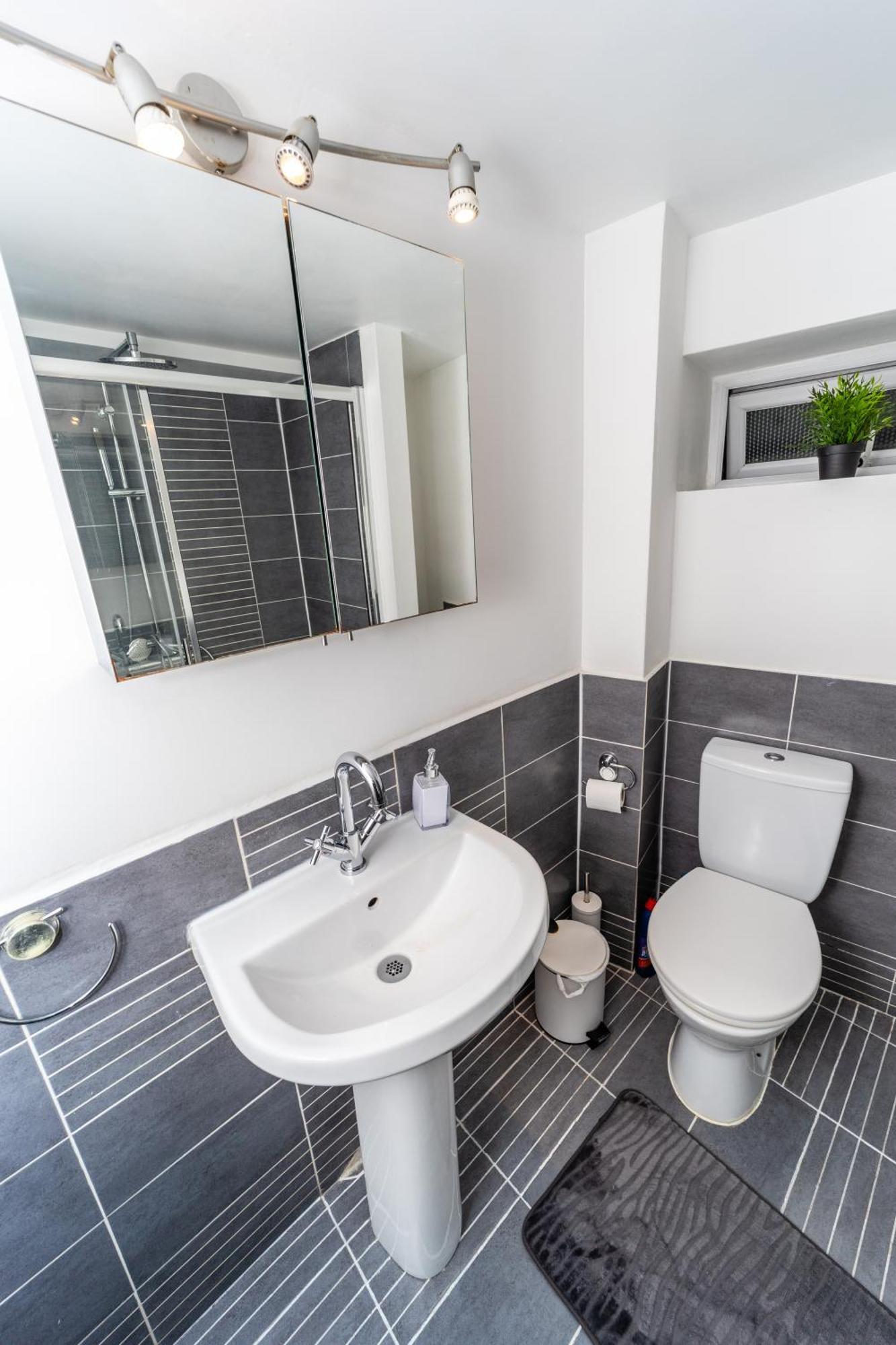 Spacious Flat With Patio & Parking In City Centre Ρίντινγκ Εξωτερικό φωτογραφία