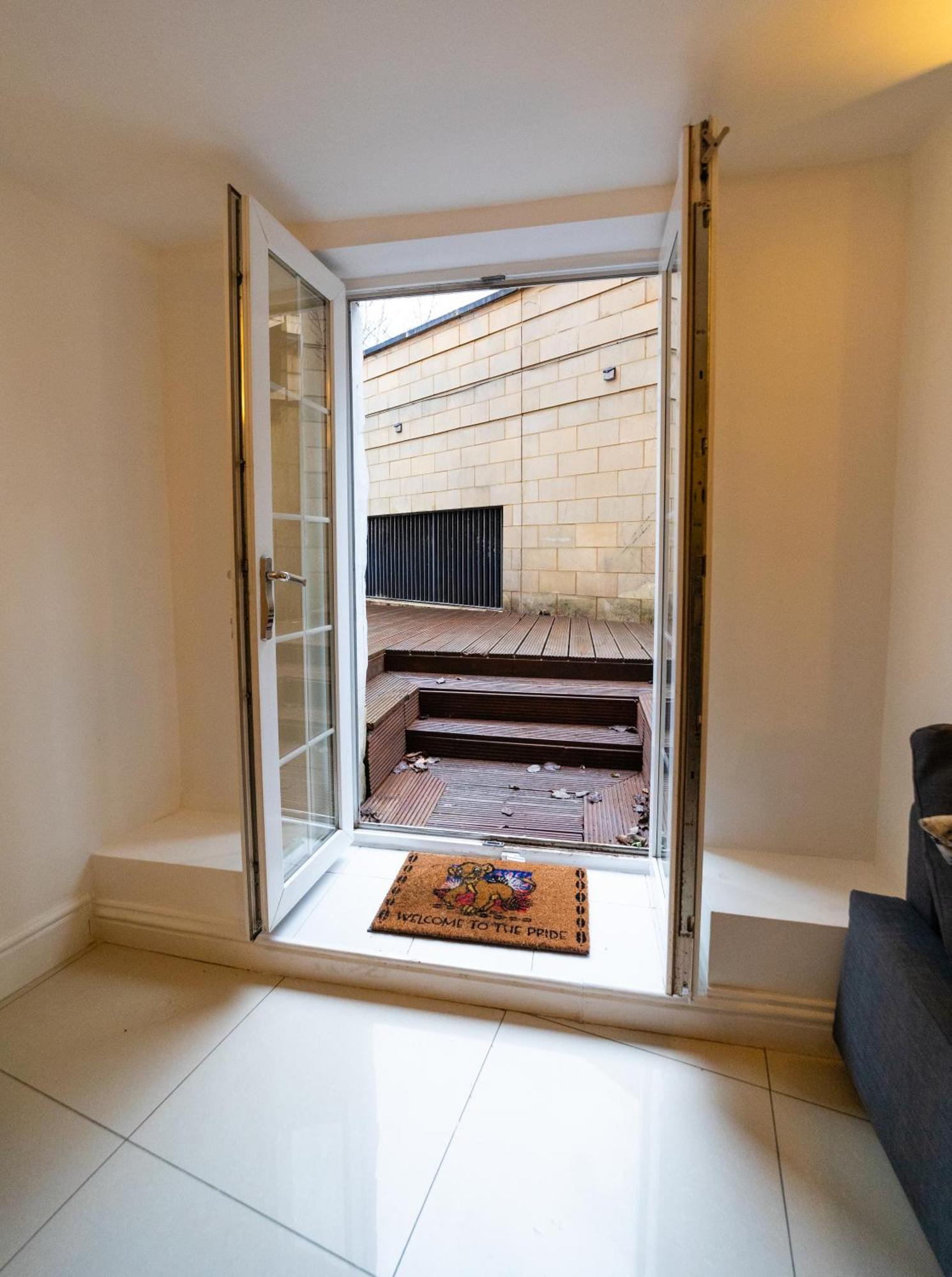Spacious Flat With Patio & Parking In City Centre Ρίντινγκ Εξωτερικό φωτογραφία